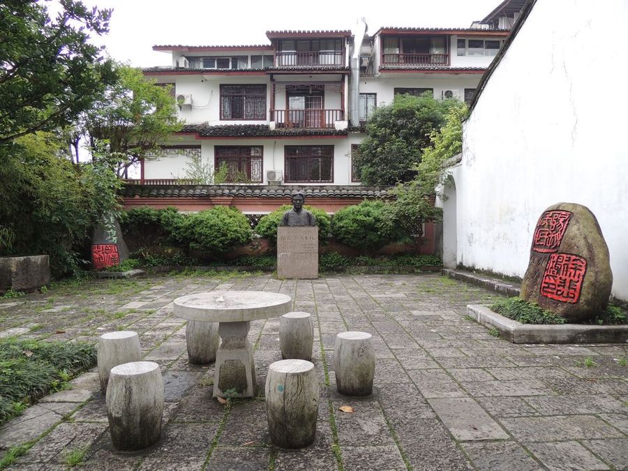  p> a target="_blank" href="/item/徐悲鸿">徐悲鸿 /a>故居位于 a