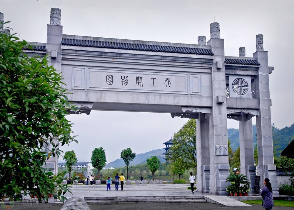  p>天工开物园位于江西宜春市 a target="_blank" href="/item/明月山