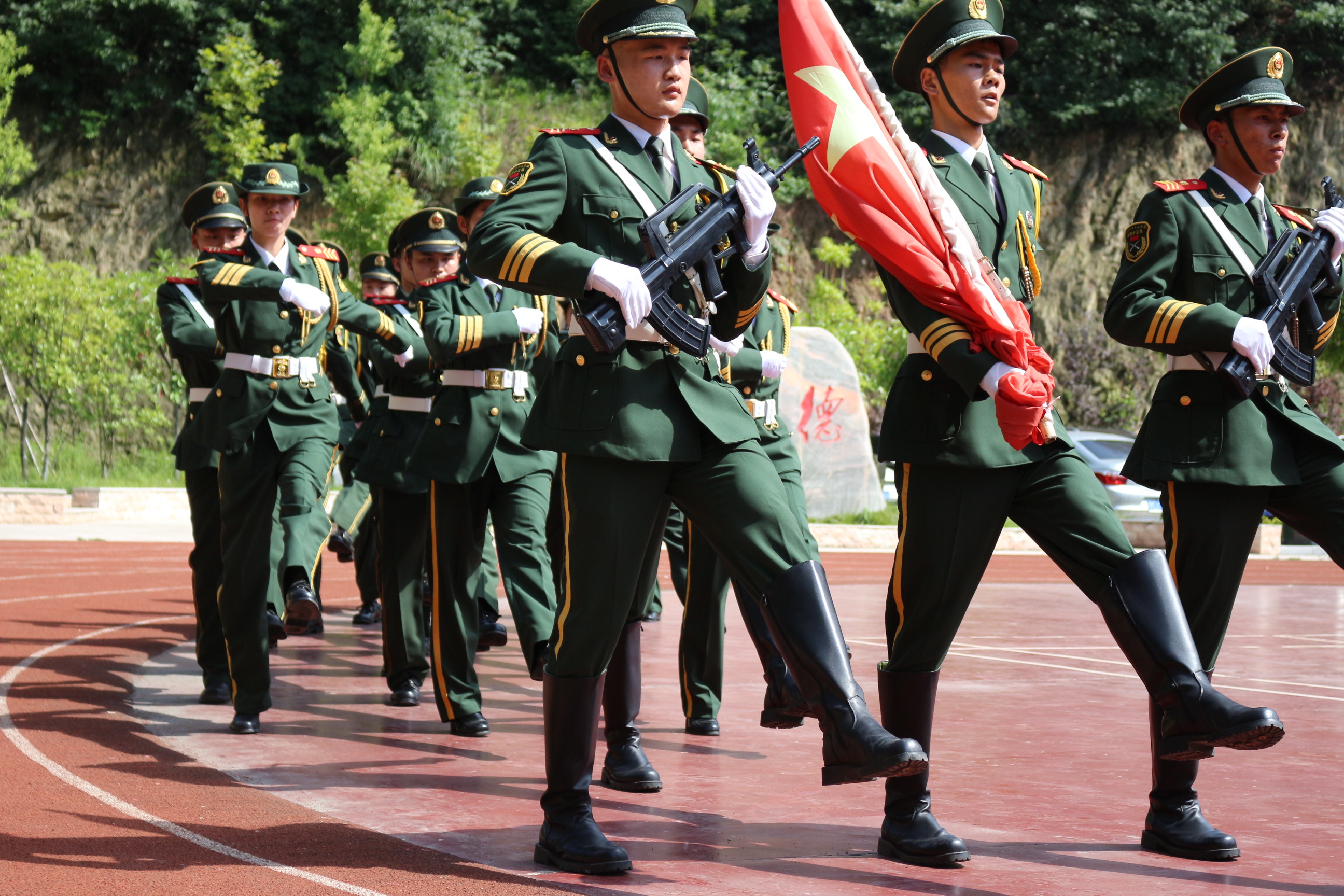 护卫队是在学院党委领导下,由学院学生工作部和学院武装部共同组织