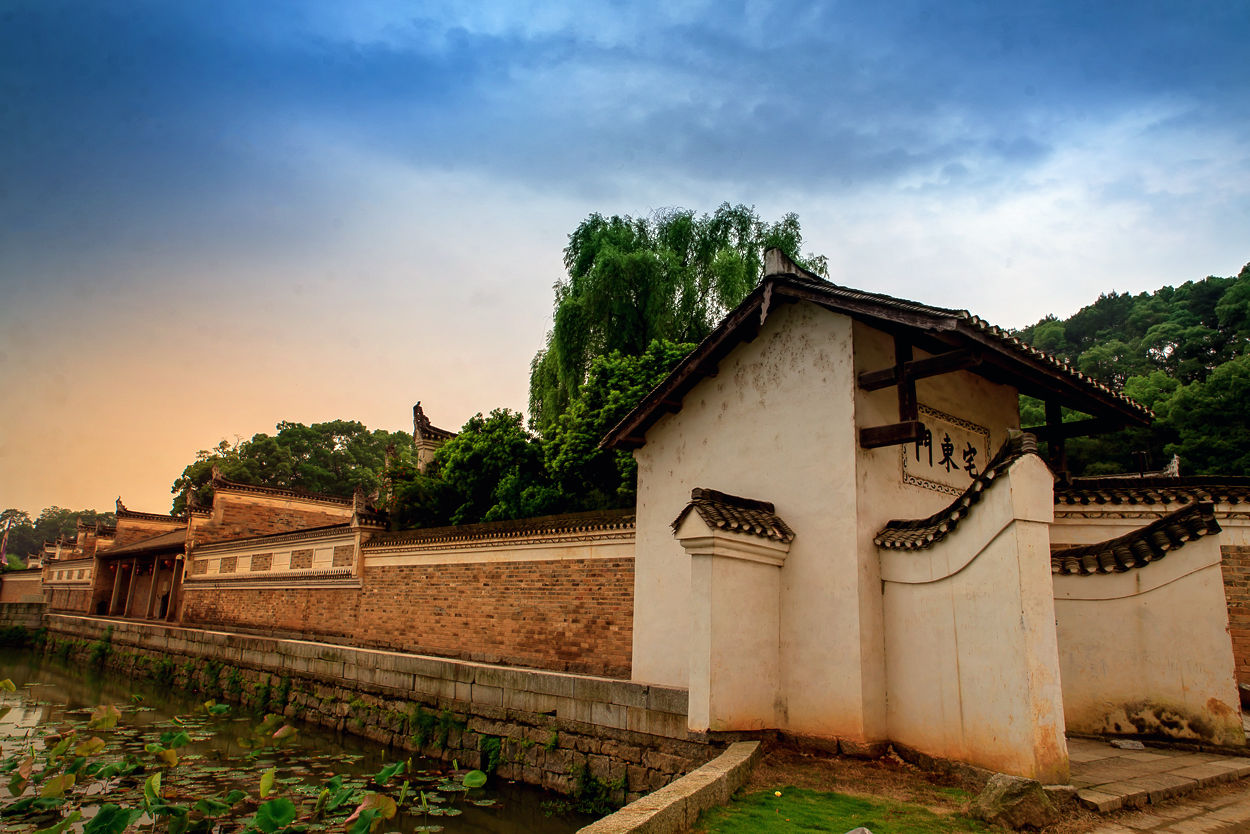  p>曾国藩故居富厚堂坐落在 a target="_blank" href="/item/双峰县