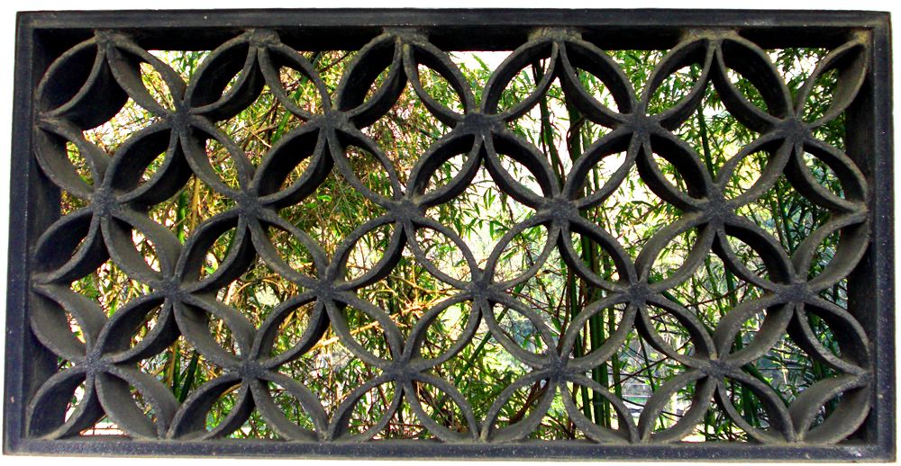  p>青瓦花窗,为建筑中的一种装饰和美化的形式,既具备实用功能,又带有