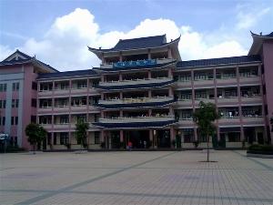  p>花都区花山镇华侨初级中学(原名思明东校)坐落在花山坪山东村,始建