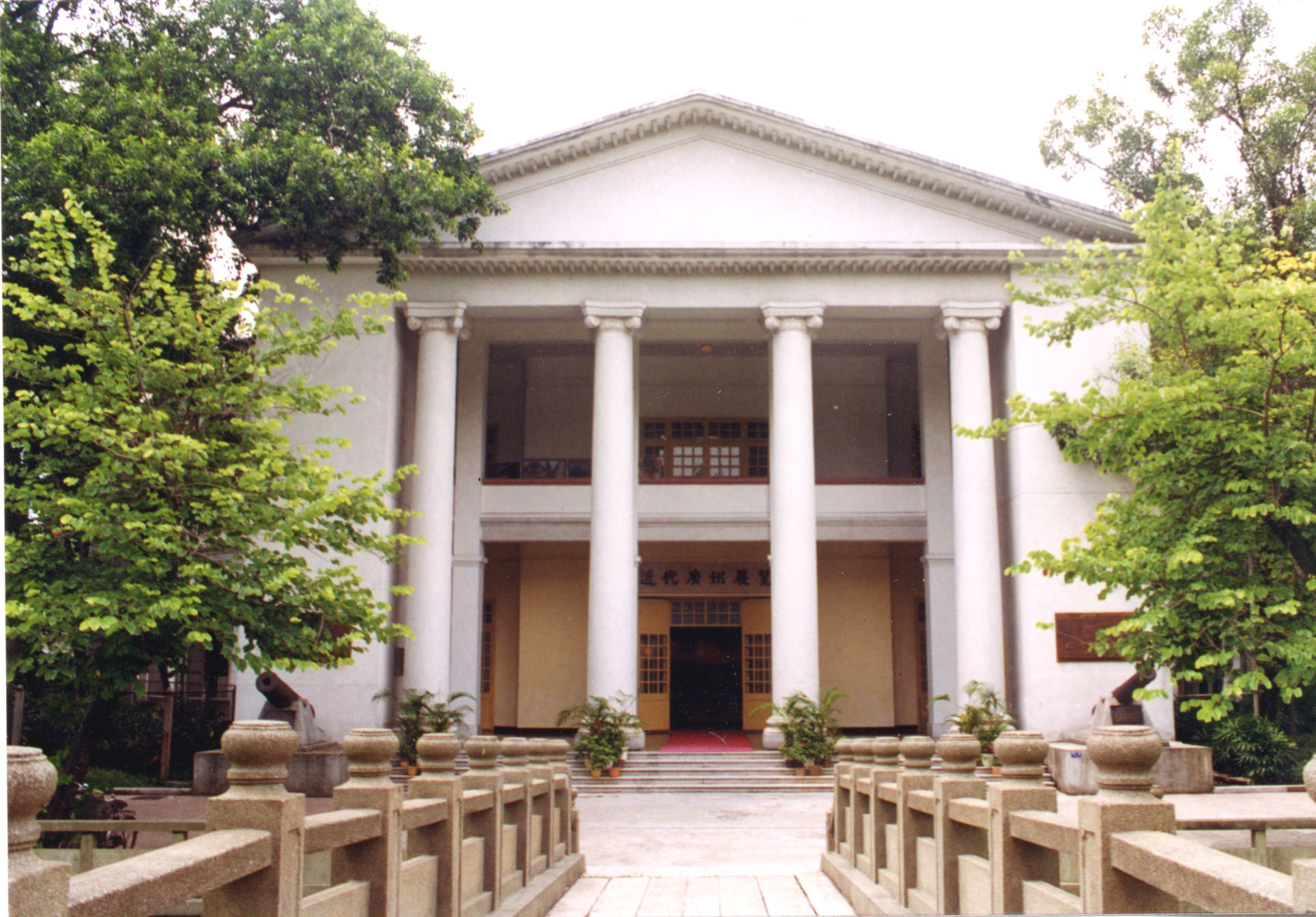  p>广东革命历史博物馆:成立于1959年,是目前广东省内建馆时间最早的