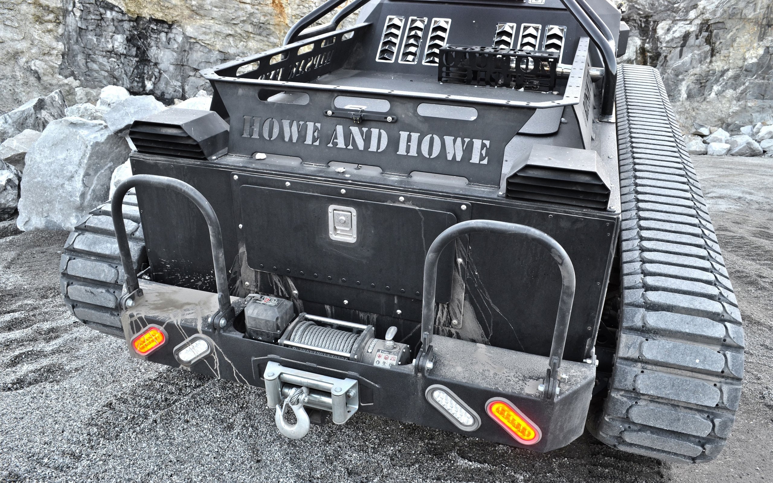  p>豪威科技公司(howe and howe)面向公众推出ripsaw ev2豪华履带车.