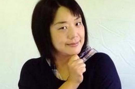 本名及旧艺名为"松本和香子",现用艺名为"くじら"(鲸),隶属于81