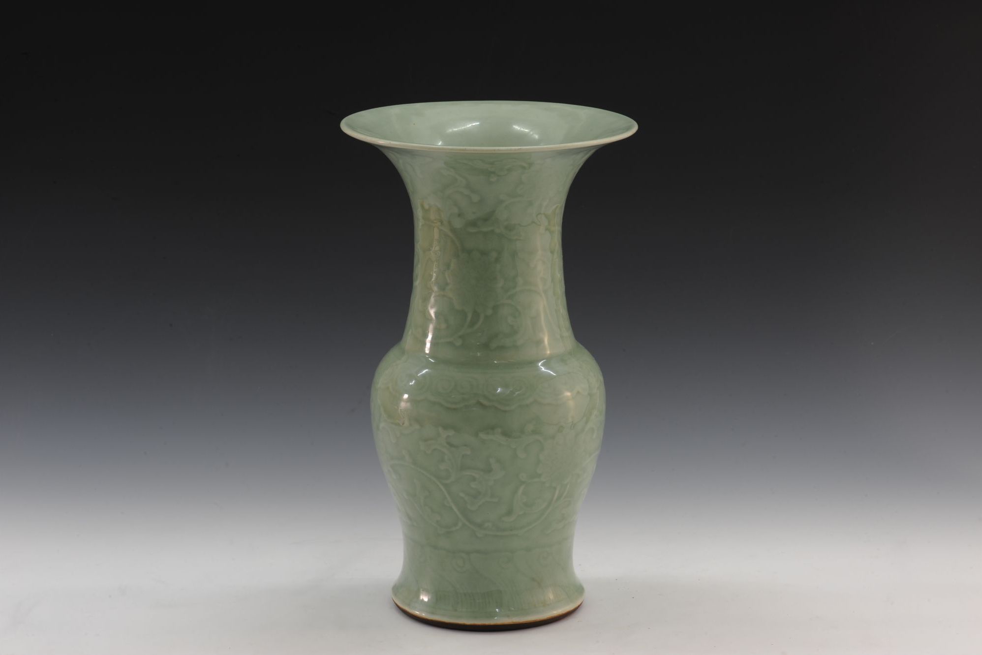 清代青釉印花觚