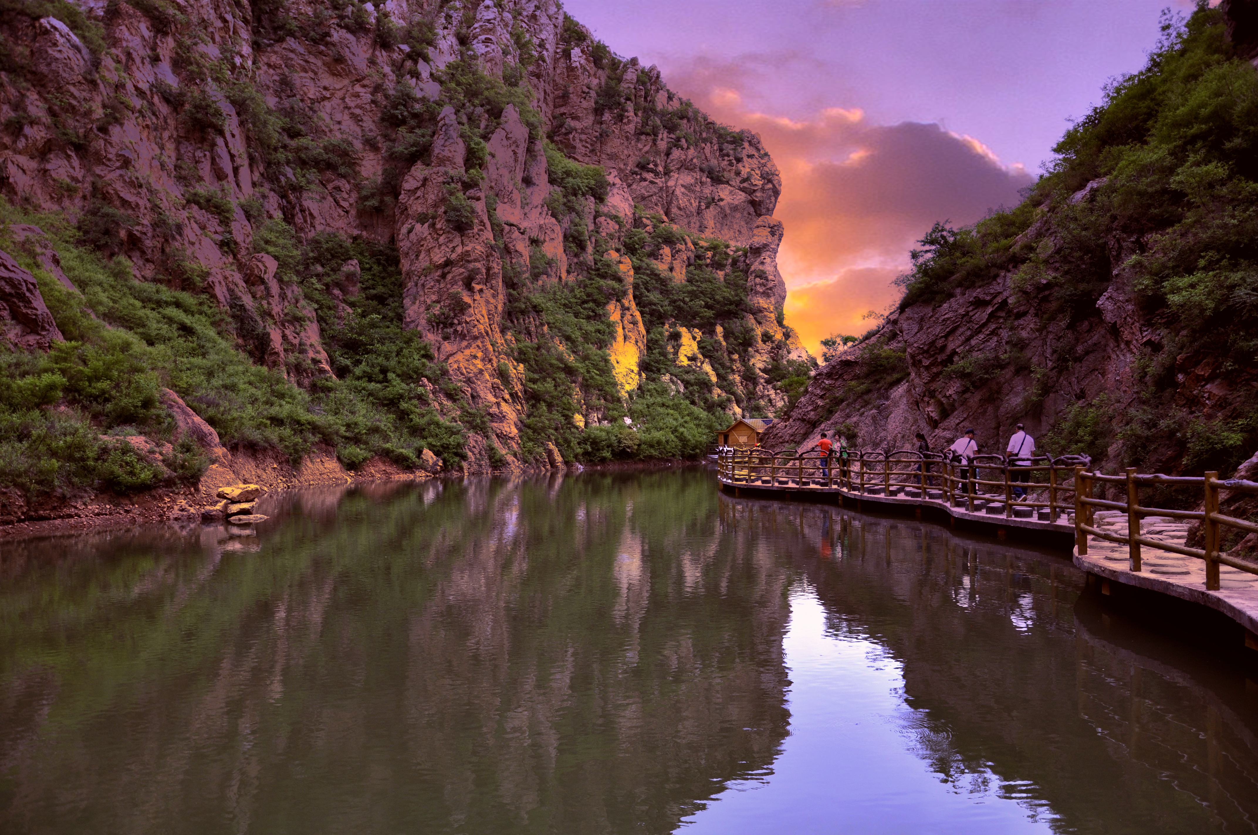 hy">阿婆寨风景区位于 a target="_blank" href="/item/河南省/59474"