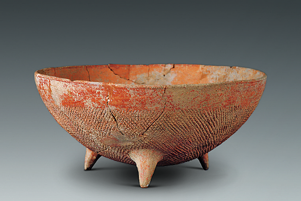 大地湾文化宽带纹三足彩陶钵