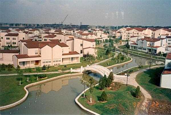  p>北京丽京花园别墅坐落于首都机场旁的温榆河畔,占地面积22.