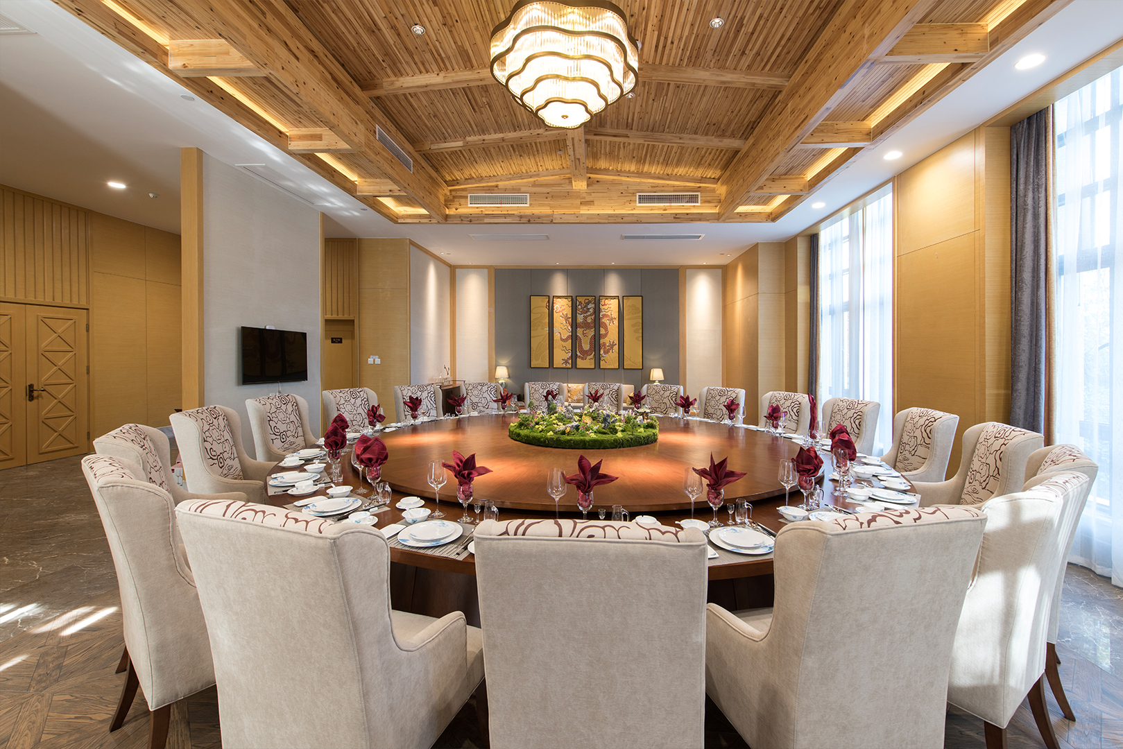 两百余间,餐饮包间11个,大型宴会厅及多功能厅,可满足中高端政务接待