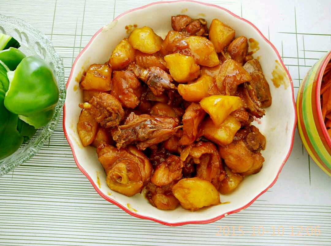  p>土豆鸡块是一道家常菜,制作原料主要有 a target="_blank" href="