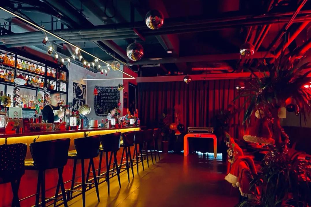 酒吧是一家酒吧类型的餐馆,位于宁波海曙区中山东路188号天一广场内