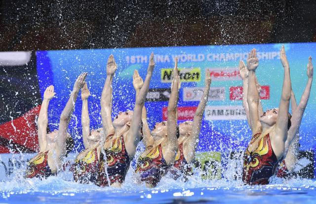  p>花样游泳(synchronized swimming)是一项融入舞蹈和音乐的水上竞技