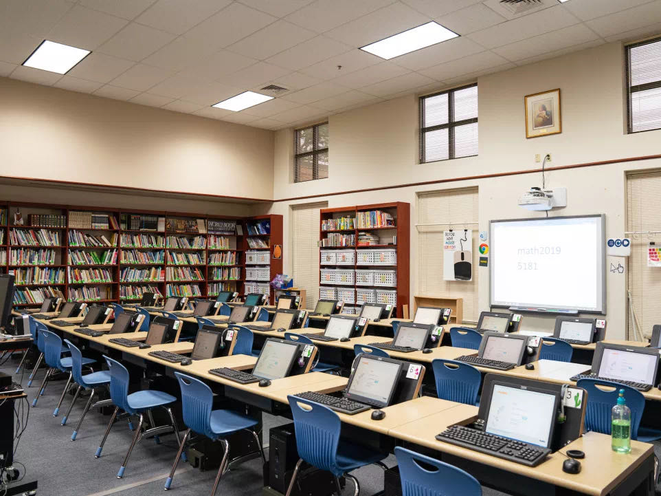  p data-id="gn5l6b68ii">玛丽皇后中学建校于1962年,位于美国历史最