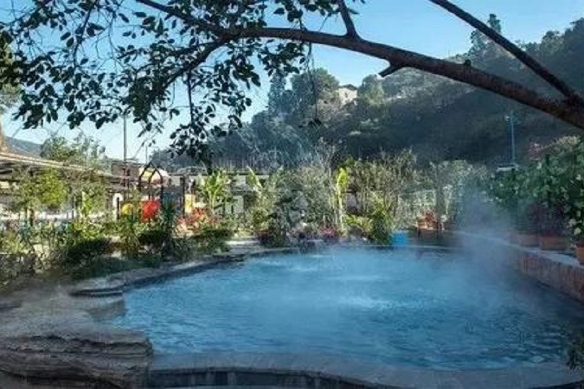  p>象鼻温泉距玉溪市80公里,距云南省府148公里,占地2.3平方公里. /p>