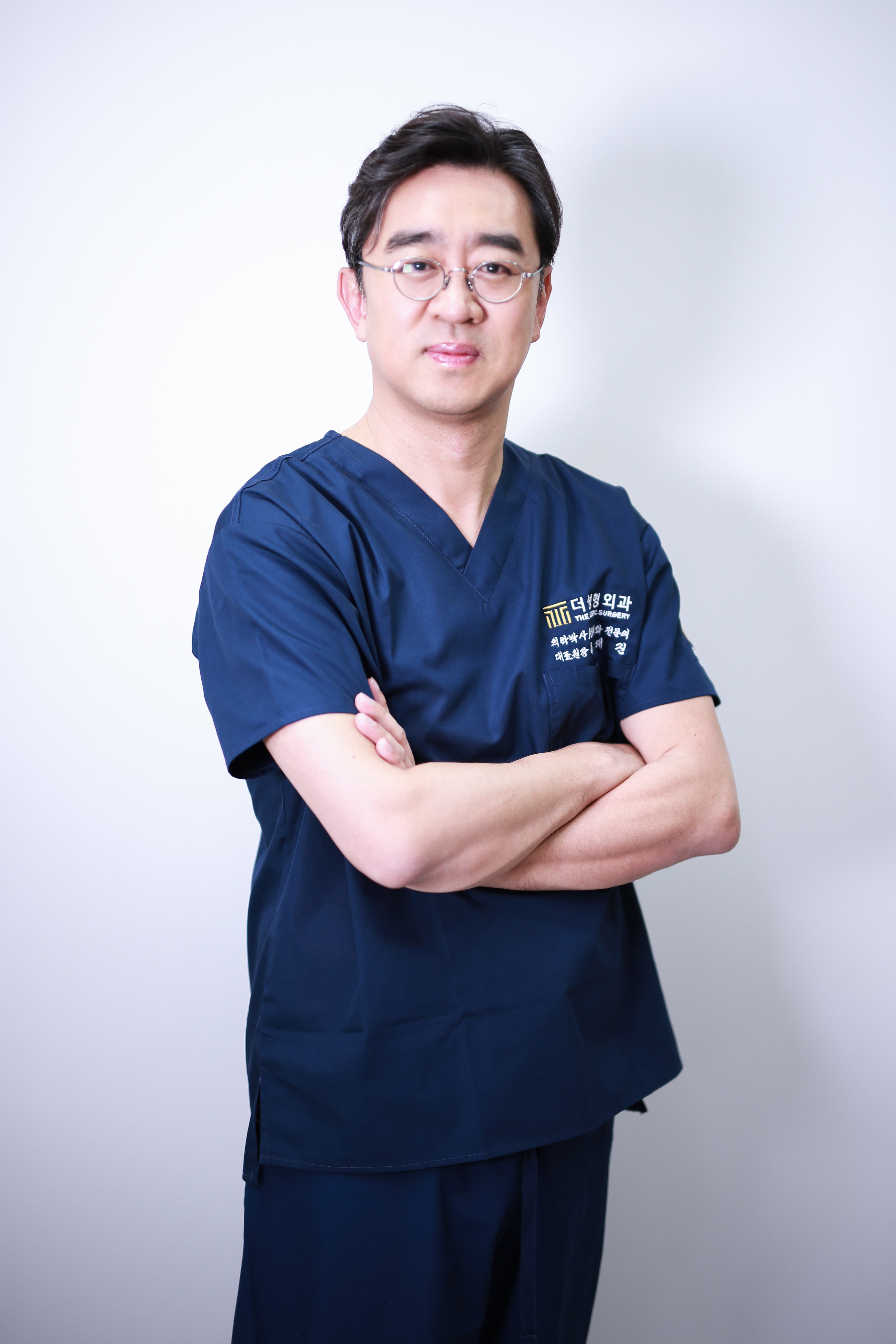 ,韩国the整形外科皮肤科医生,通过从事医疗