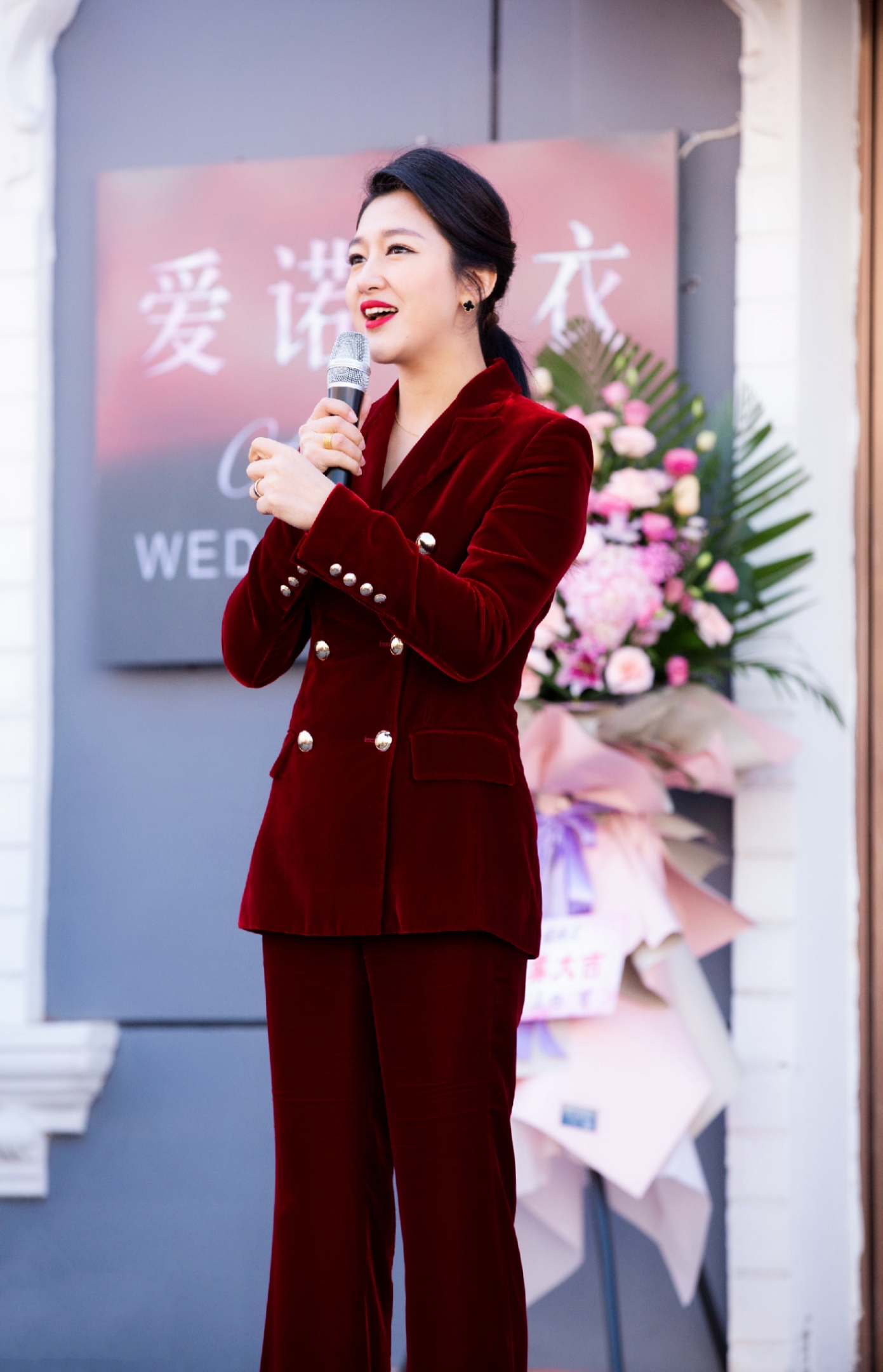  p>雷璐,出生于山西省太原市,中国内地双语主持人,记者,播音员 ,先后