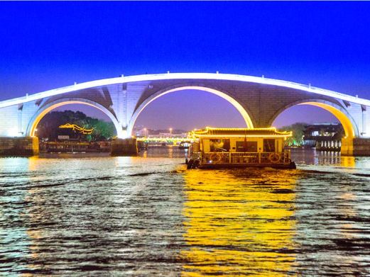  p>古运河夜游位于苏州市姑苏区新市桥码头游船售票处(苏州盘胥路798