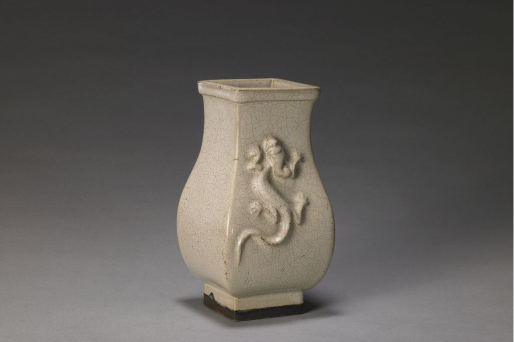 明广窑塑贴螭虎纹方瓶