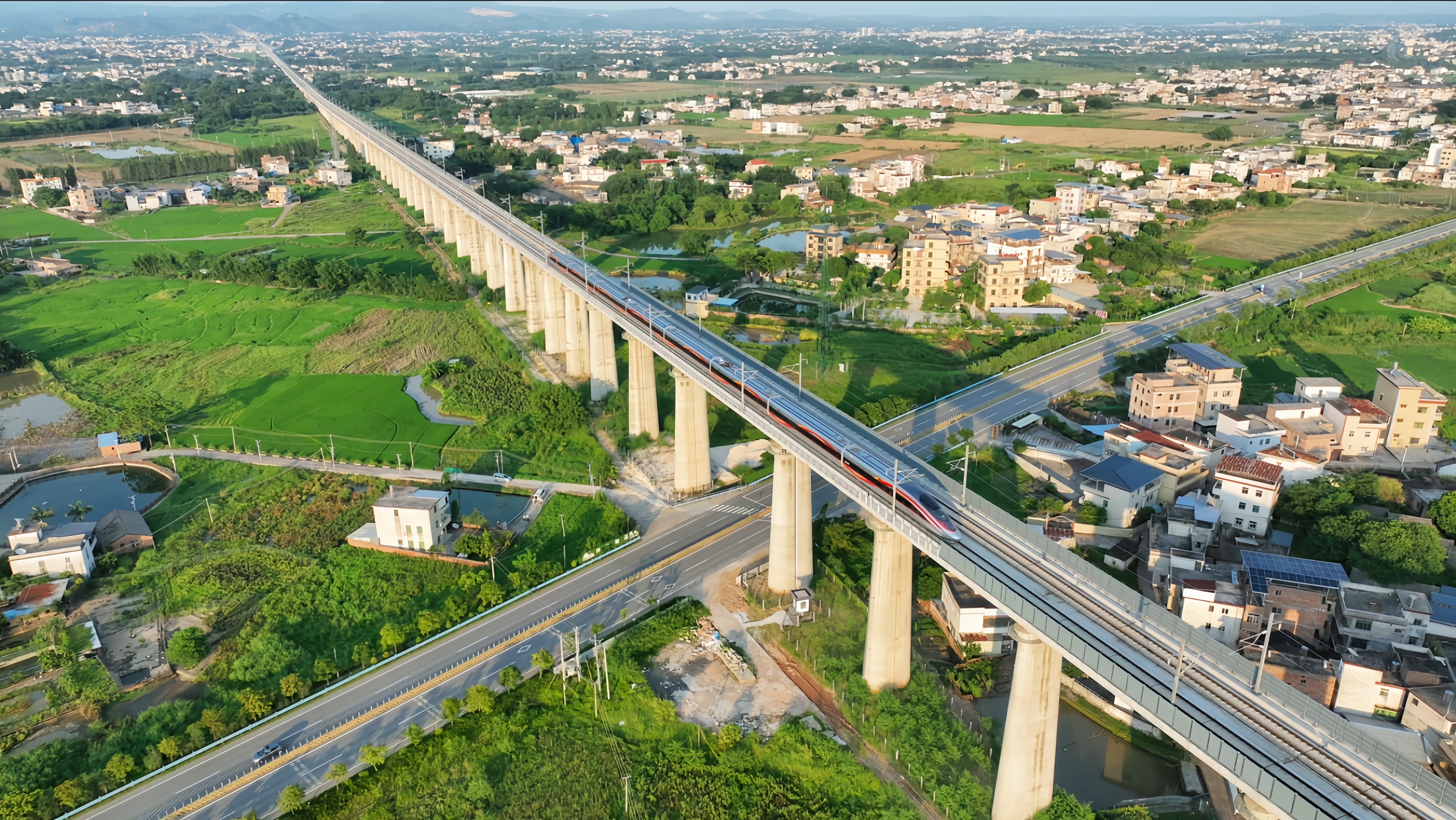 railway),又称龙龙高铁梅龙段,位于中国广东省东北部,是连接梅州市与