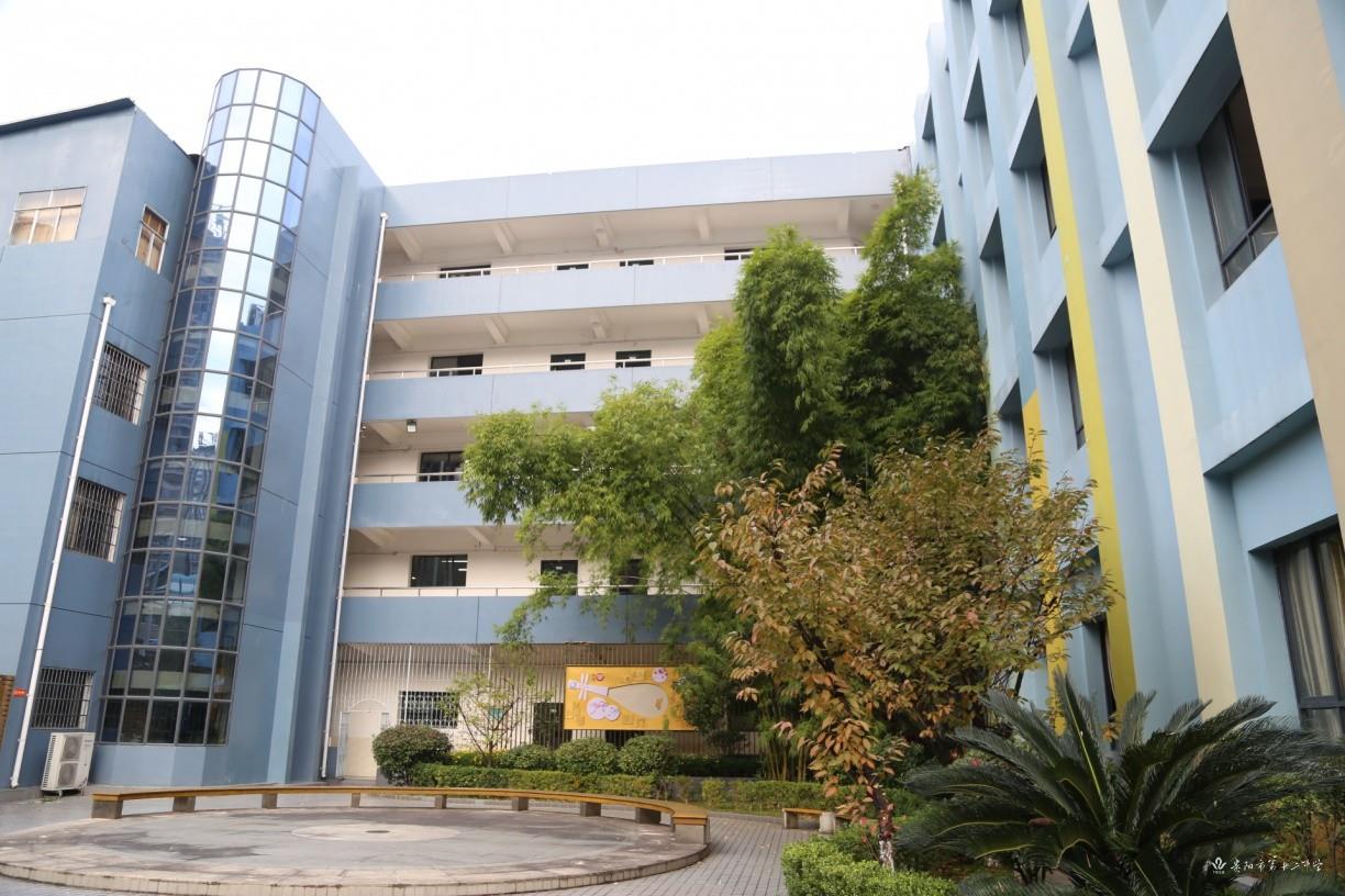 12 middle school)是贵州省贵阳市的一所普通高中,为全国中小学音乐