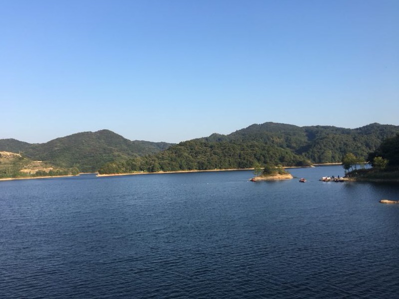 class="ref" data-ctrid="tvajssdu6slt">香山湖位于河南省信阳市新县