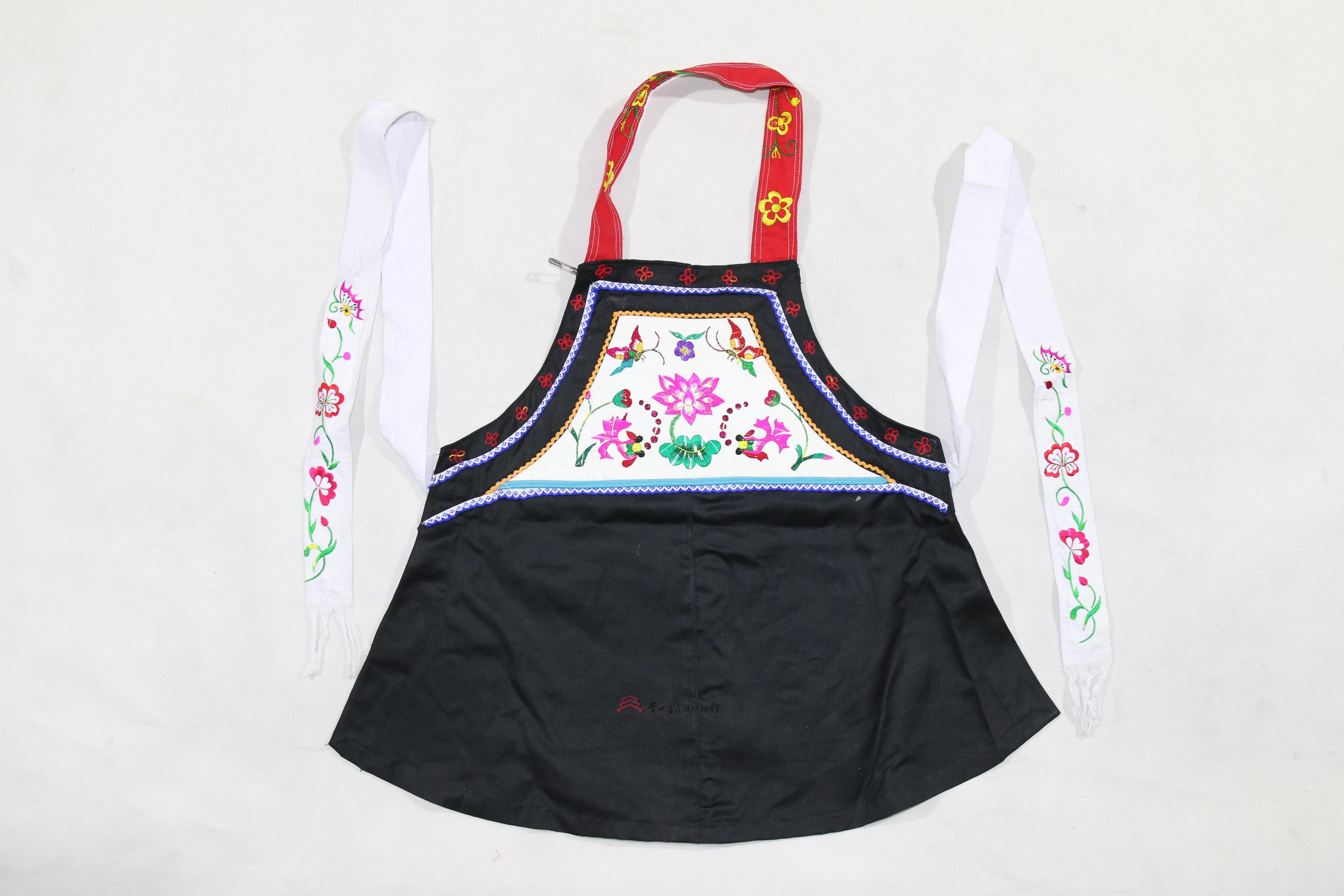 当代平塘毛南族蓝底平绣荷花纹鱼纹胸围腰