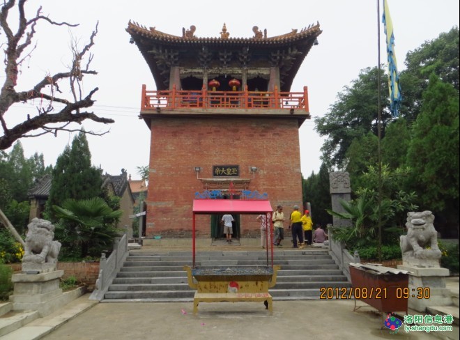 玉皇庙,坐落于偃师区顾县镇曲家寨村南的景山制高点上,位于嵩山到洛阳