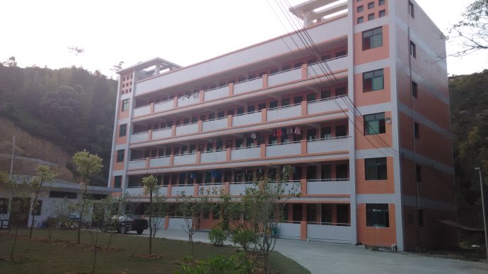 砂田中学位于广东省梅州市<a target="