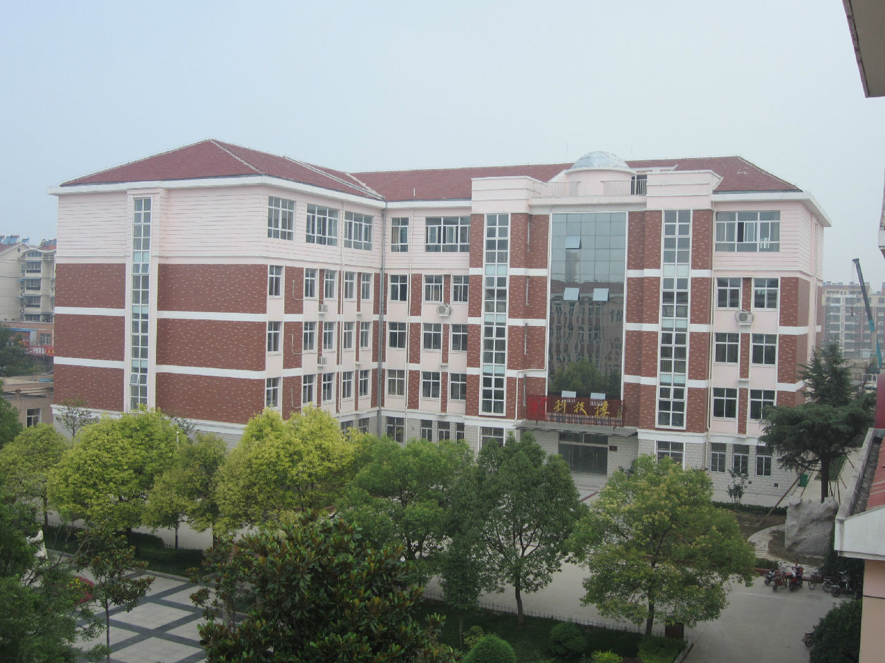  p>沛县第二中学创建于1978年,建校伊始,是一所含初中部的完全中学