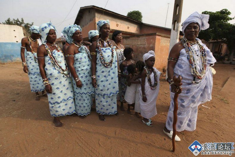 是贝宁一年一度的巫毒教节,维达当地民众举行盛大的宗教仪式欢庆节日