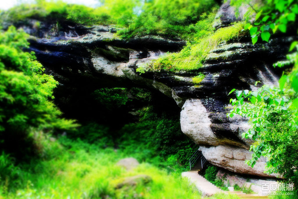  p>石鹅岩为位于武义县城西7公里处的桃溪滩乡境内的一处风景区.