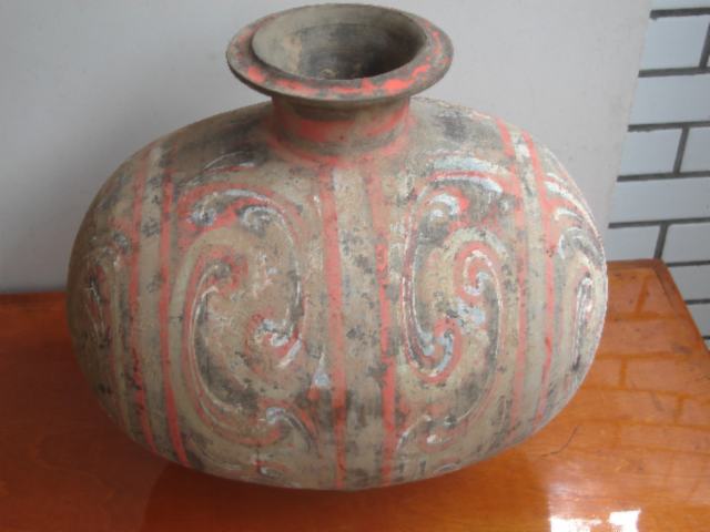 器呈唇口,短颈,圈足,腹呈横向长椭圆状.初为战国时期秦国