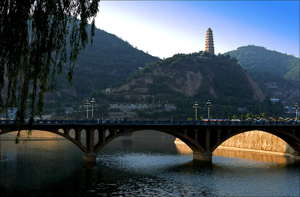  p data-id="go07zz6atg">延河大桥,位于延安城东,横跨延河,连接延安