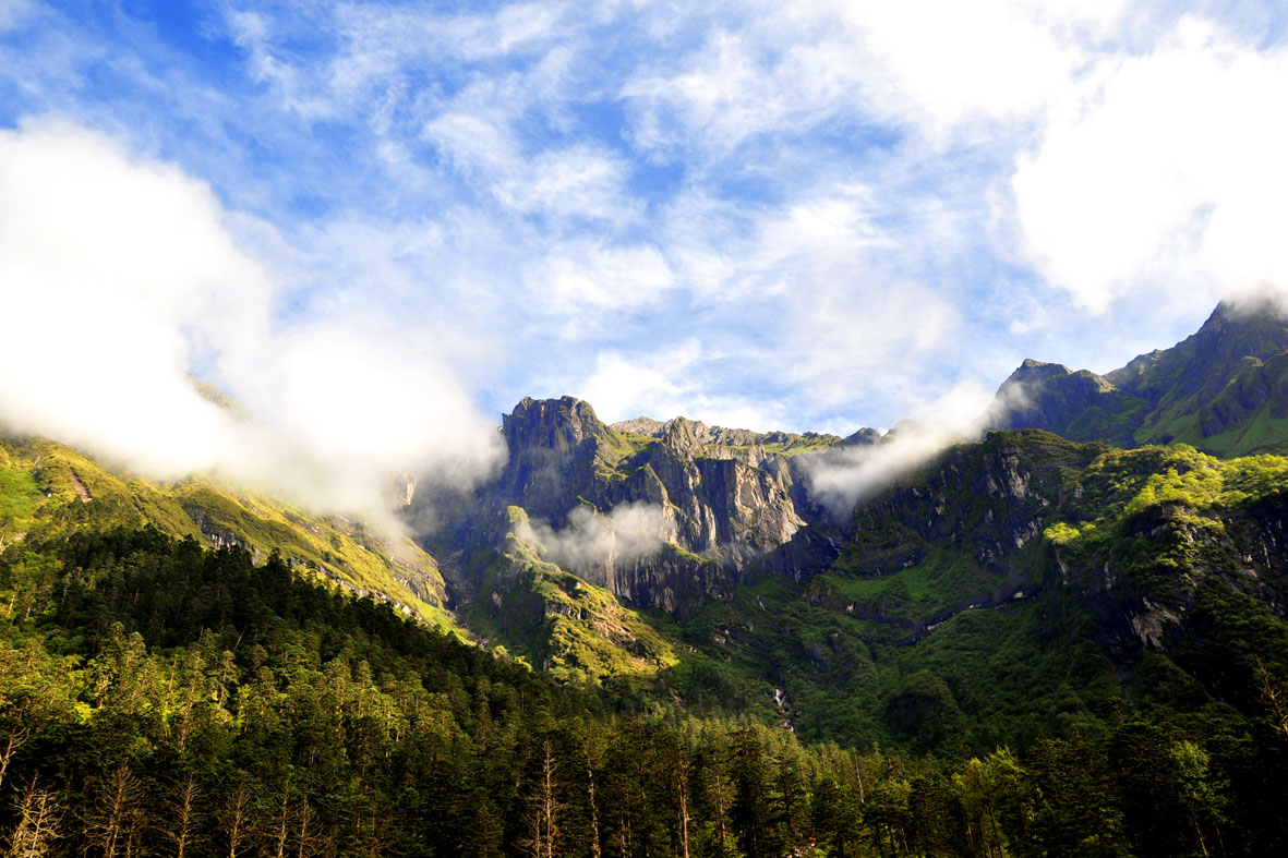 景区内,是 a target="_blank" href="/item/海螺沟五绝/4342736" data