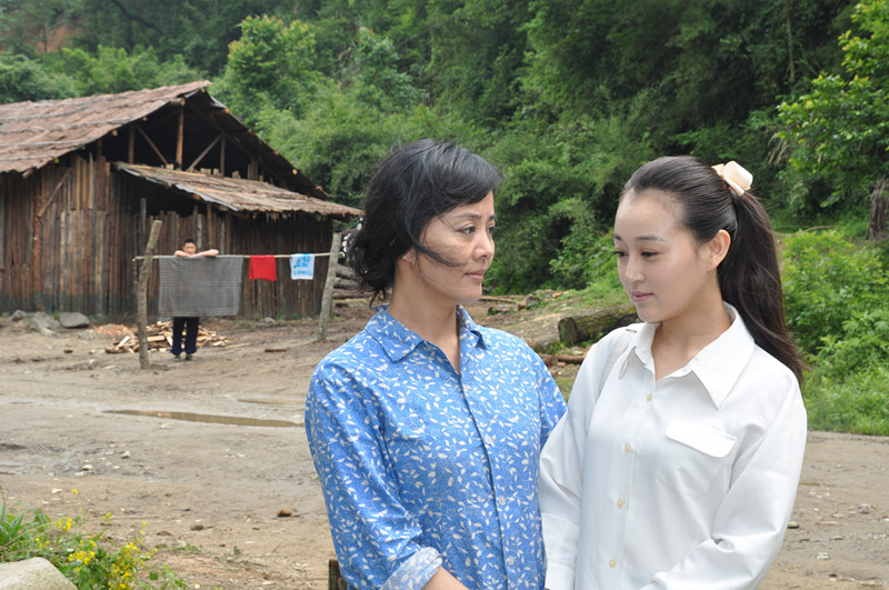 《遥远的天熊山》是由 a target="_blank" href="/item/西部电影集团