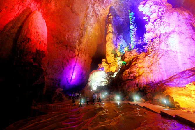 通天河景区的旧称(曾名"敢沫岩"),位于广西壮族自治区平果市黎明乡