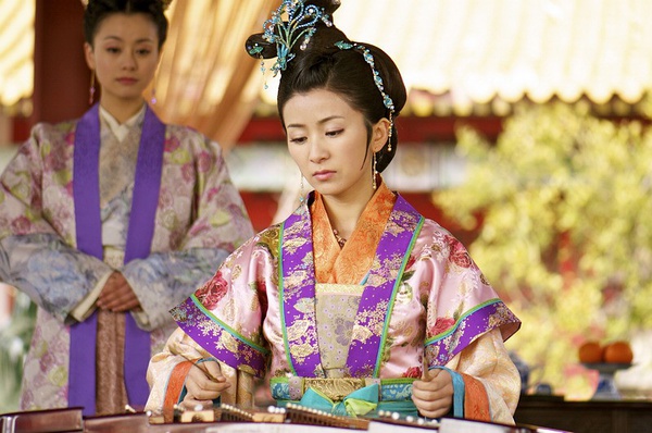  p>《后宫》是由 a href="#" data-lemmaid="351800">安以轩 /a>, a