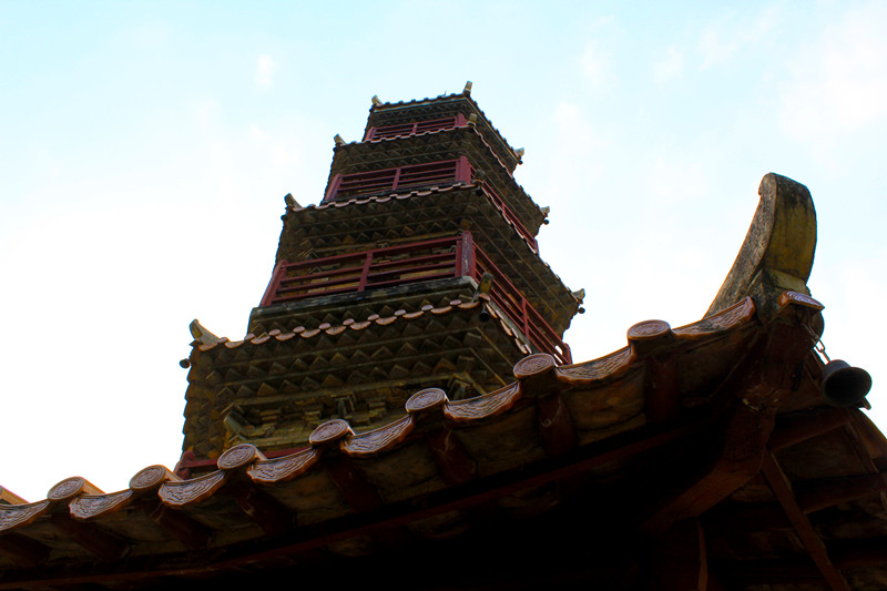  p>蓬莱寺塔在浛洸镇东北方平地上,因塔旁建有蓬莱寺(已毁)而得名.