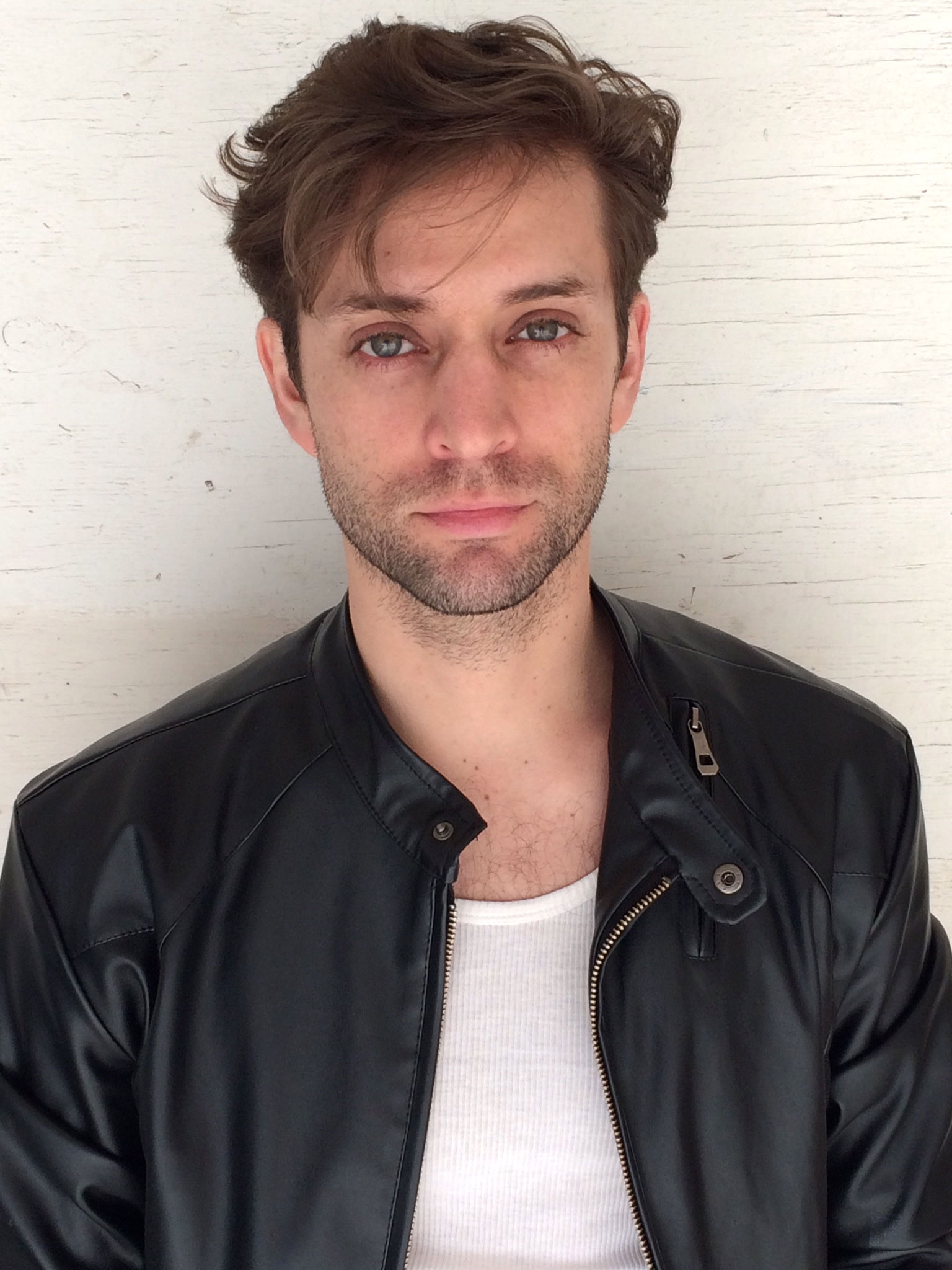 b4if">闫龙飞,1980年4月3日出生于墨西哥城,在中国发展的墨西哥男演员