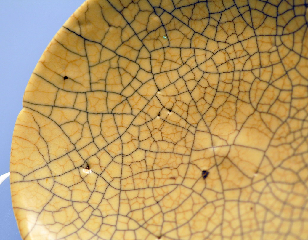  p>冰裂纹瓷器是汉族传统名瓷.