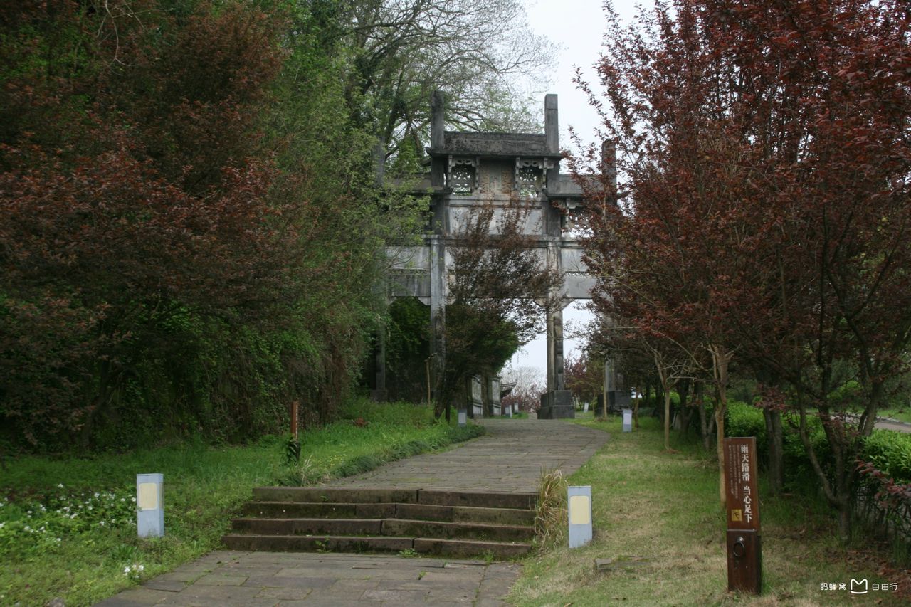 古城岩,坐落在安徽省黄山市 a target="_blank" href="/item/休宁县