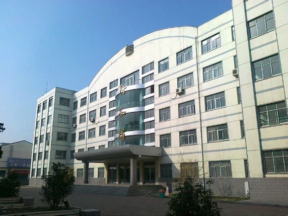  p>上蔡第一高级中学创建于1952年,简称上蔡一高,是一所历史悠久,环境