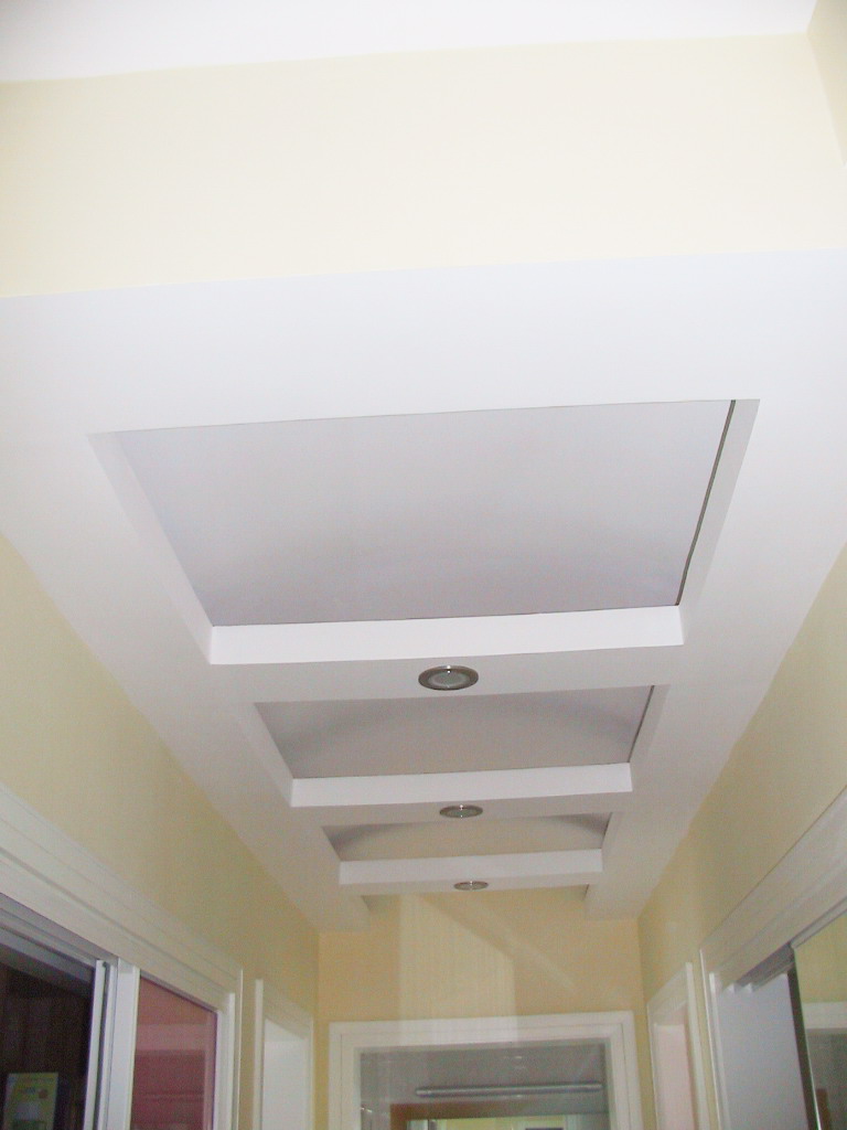  p>吊顶设计也称天花板设计,吊顶设计,就是用些雍容华贵的材质和灯饰