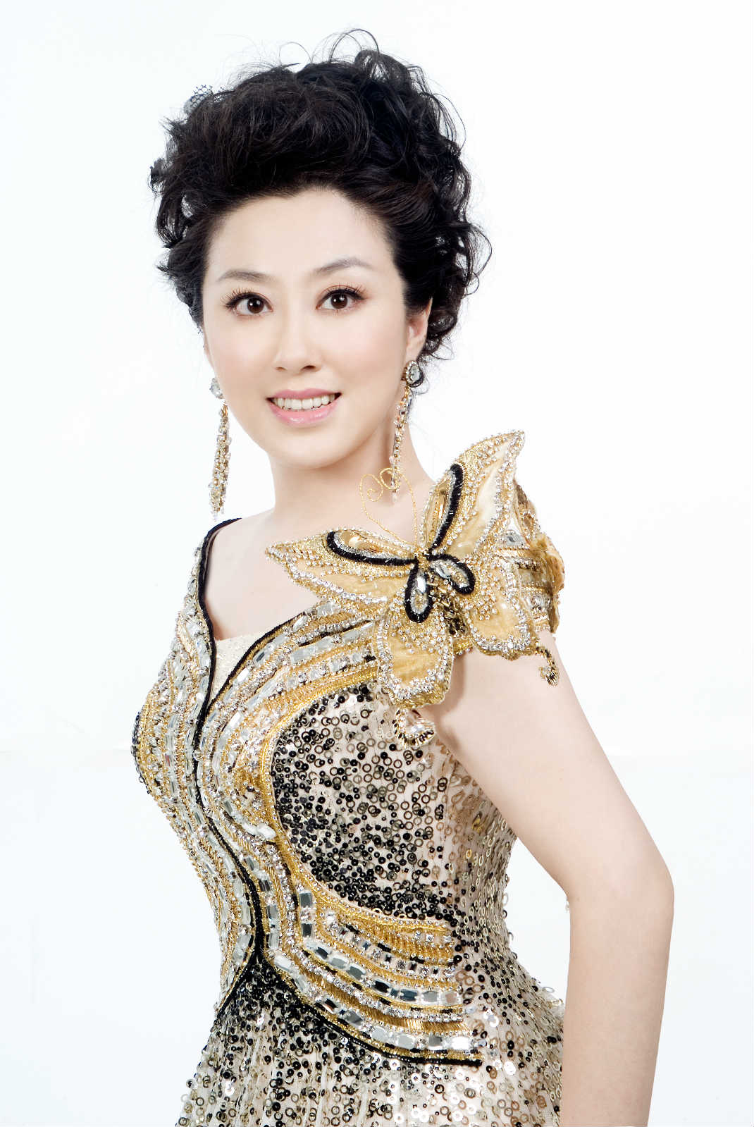  p data-id="gnwhcr8otg">吴娜,出生于河南省,中国内地民族唱法女高音