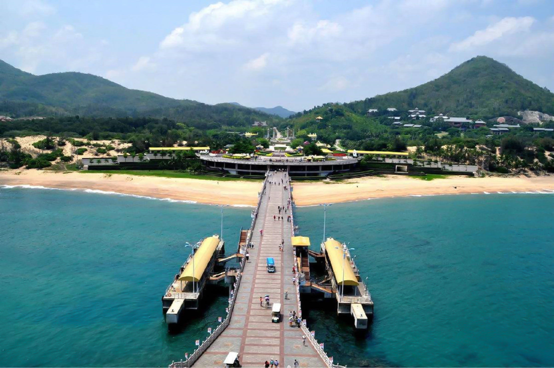 data-lemmaid="9374780">三亚市 /a>西南40公里处,是中国最南端的山