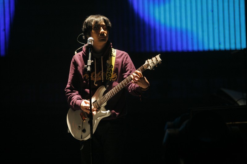  p>郑钧,1967年11月6日出生于陕西省西安市,中国摇滚乐男歌手,现居