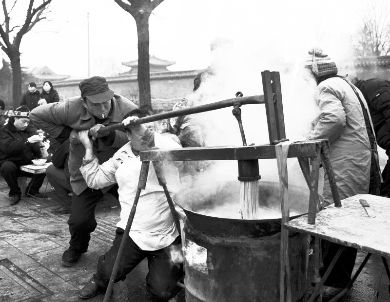  p>饸饹,是用饸饹床子(像机床模样的工具)把和好的面团轧成滚圆长面条