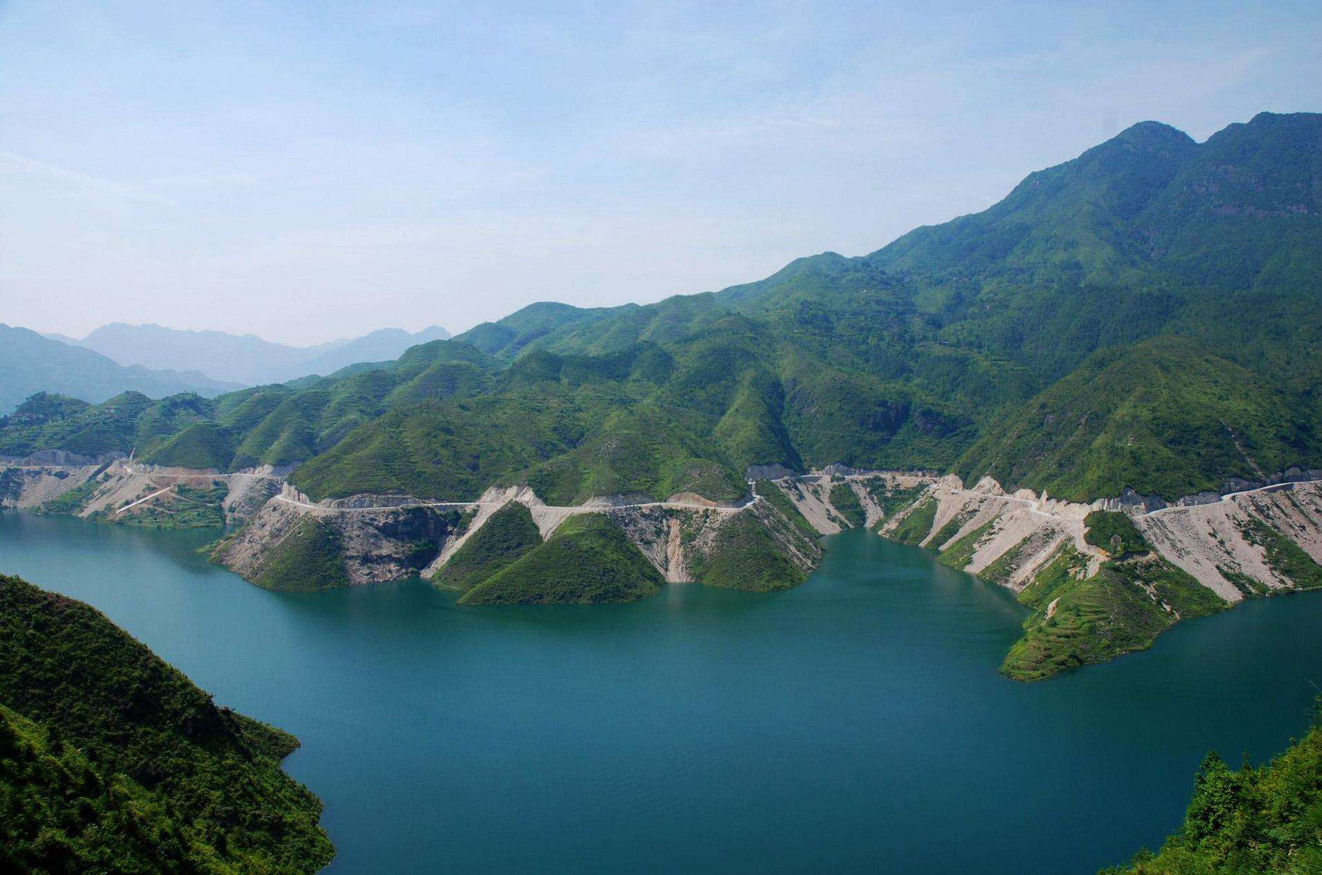  p>峡里湖因坐落在浙,闽,赣三省毗邻的浙西南重镇