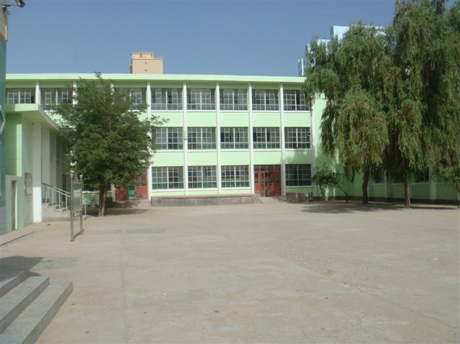  p>和田市第五中学,简称和田五中,始建于1971年,学校位于中华人民共和